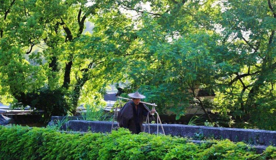 逃离火车站口